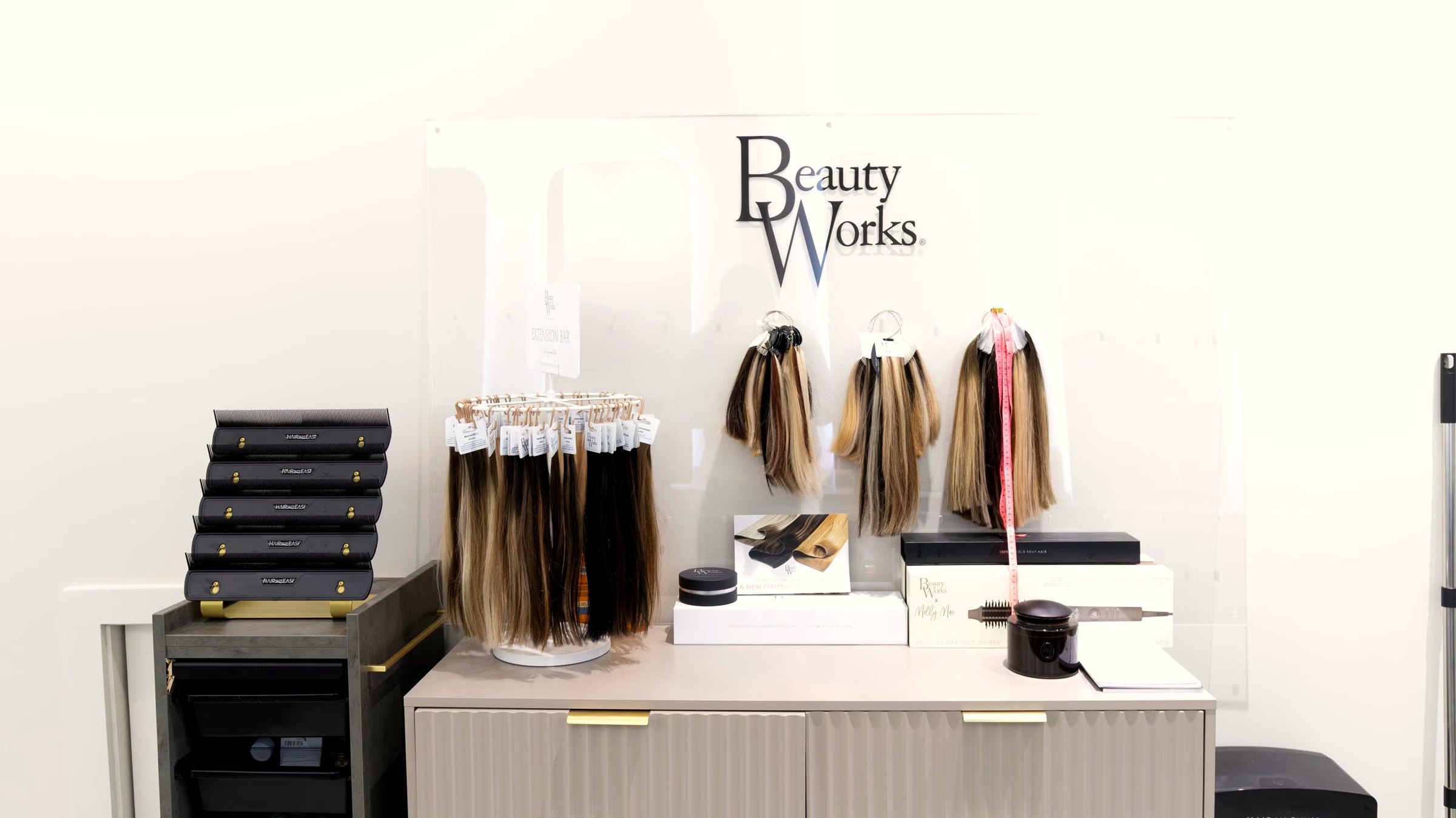 Extension wefts and colour rings at AKAI